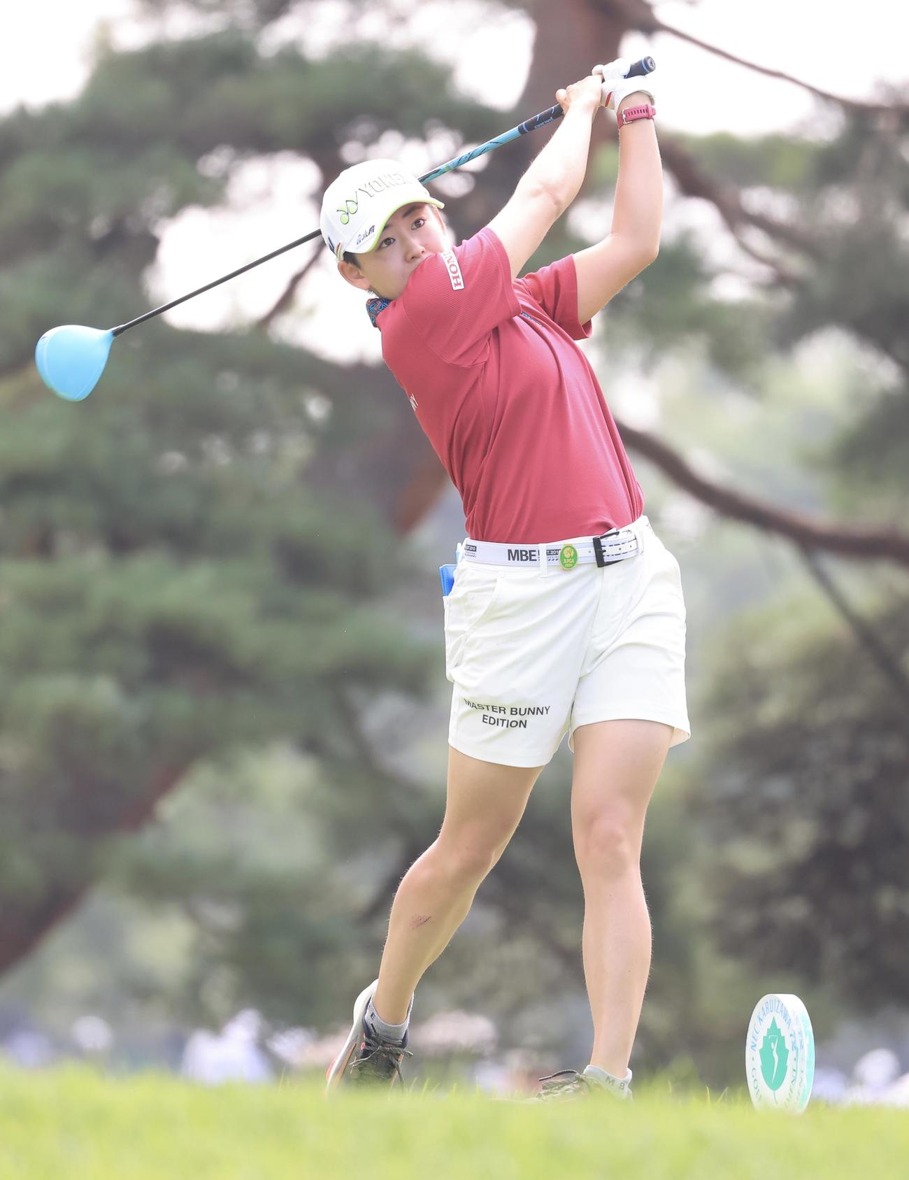 NEC軽井沢　4番、ティーショットを放つ岩井明愛(撮影・浅見桂子)