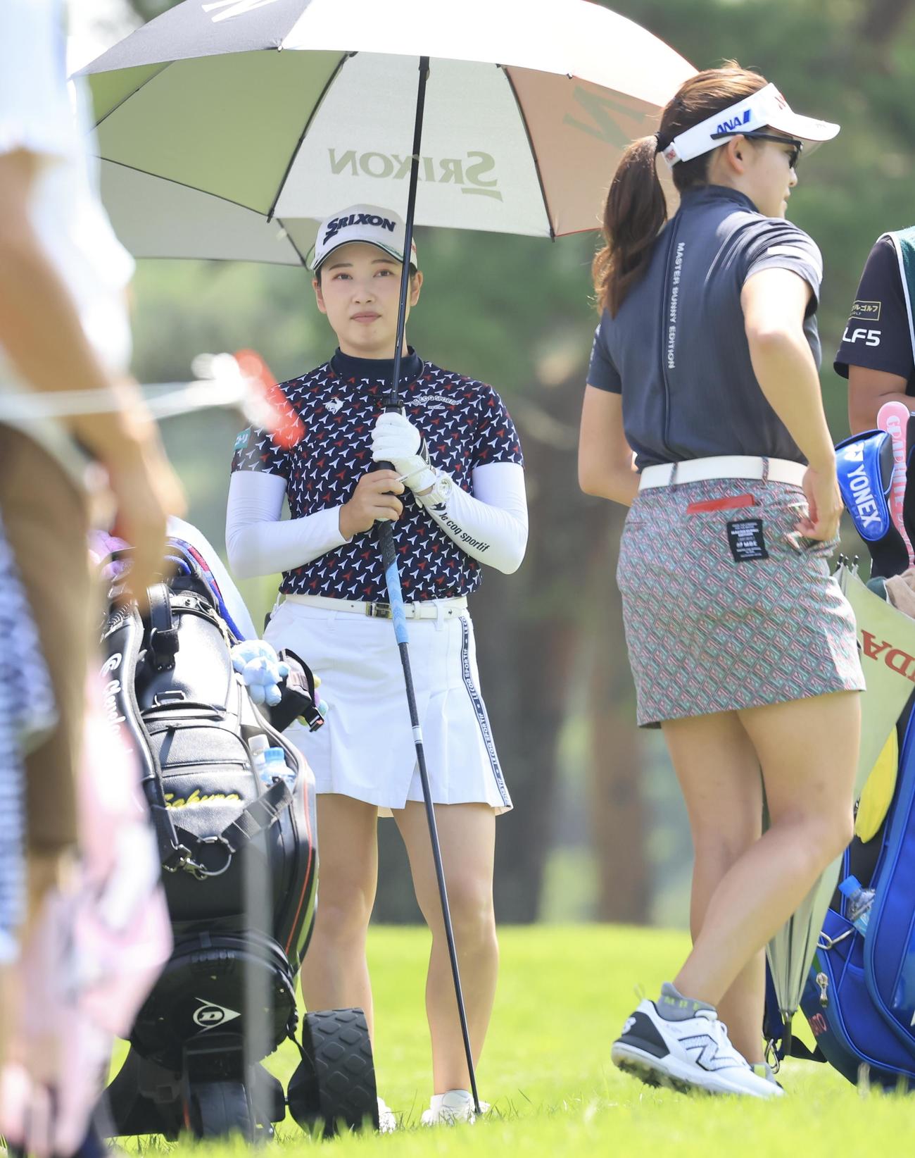 NEC軽井沢　4番、ティーショットを待つ小祝さくら(撮影・浅見桂子)