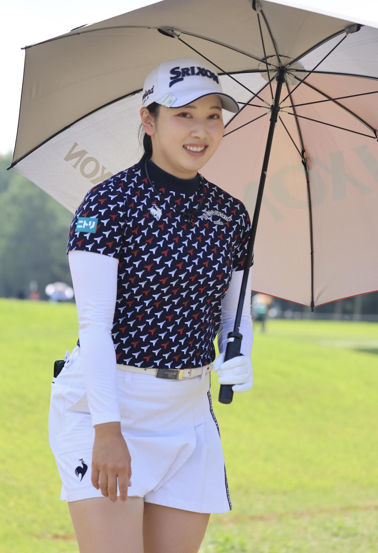 NEC軽井沢　4番、ティーショットを放ち笑顔の小祝さくら(撮影・浅見桂子)