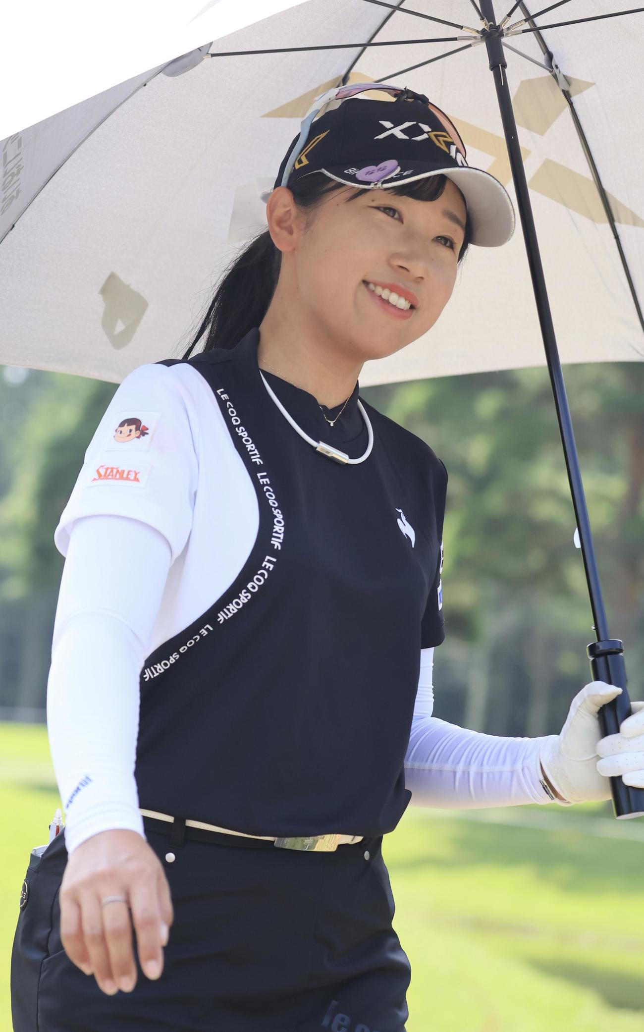NEC軽井沢　4番、ティーショットを放ち笑顔の菅沼菜々(撮影・浅見桂子)