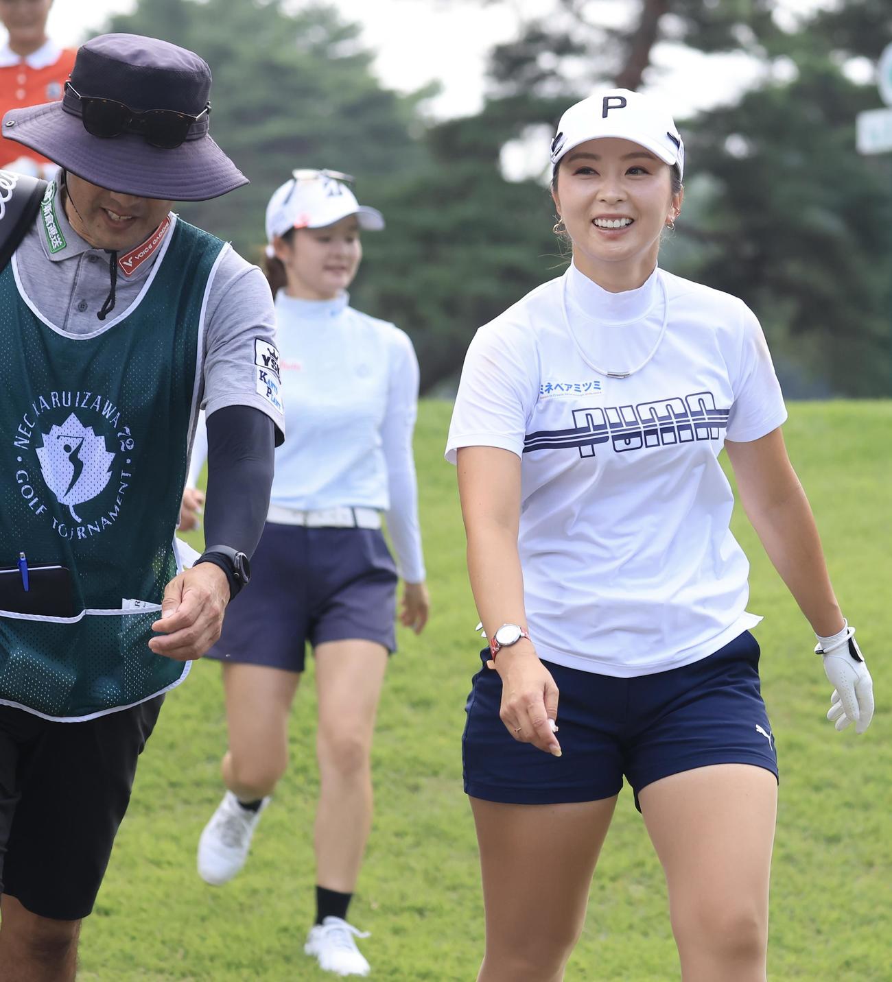NEC軽井沢　4番、ティーショットを放ち笑顔の菊地絵理香(撮影・浅見桂子)