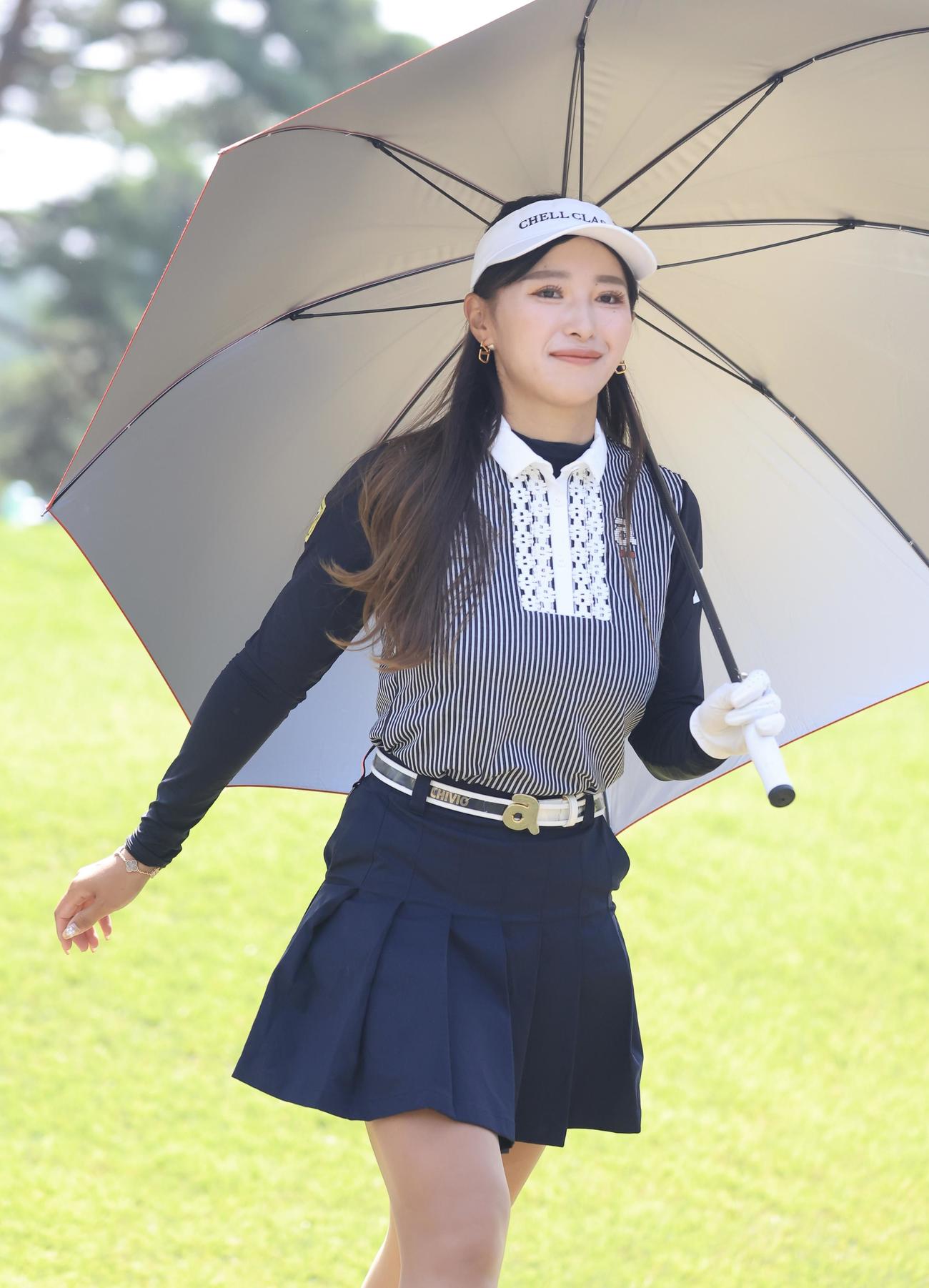 NEC軽井沢　4番、ティーショットを放ち笑顔の臼井麗香(撮影・浅見桂子)
