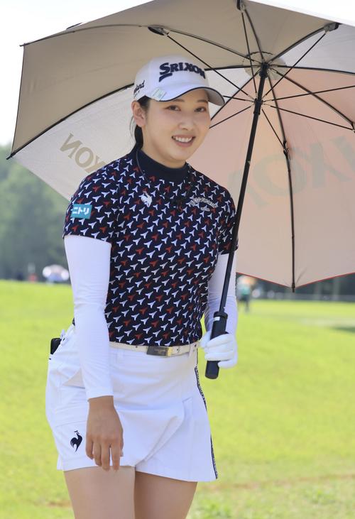 NEC軽井沢　4番、ティーショットを放ち笑顔の小祝さくら(撮影・浅見桂子)