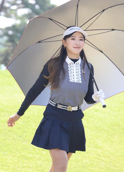 NEC軽井沢　4番、ティーショットを放ち笑顔の臼井麗香(撮影・浅見桂子)
