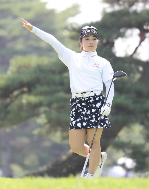 NEC軽井沢　4番、ティーショットを放つ佐久間朱莉(撮影・浅見桂子)
