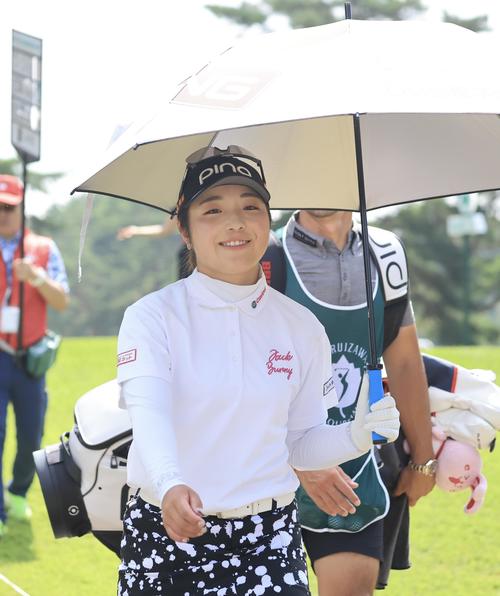 NEC軽井沢　4番、ティーショットを放ち笑顔の佐久間朱莉(撮影・浅見桂子)