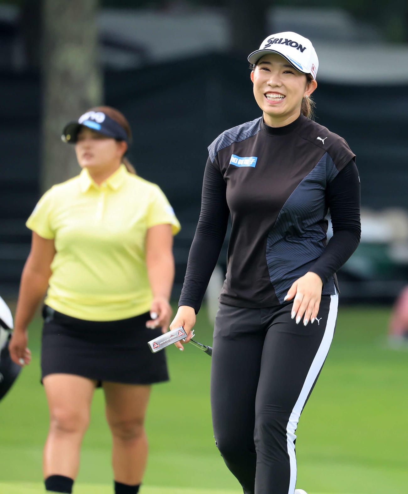 18番グリーンに笑顔で向かう内田ことこ（右）（撮影・浅見桂子）