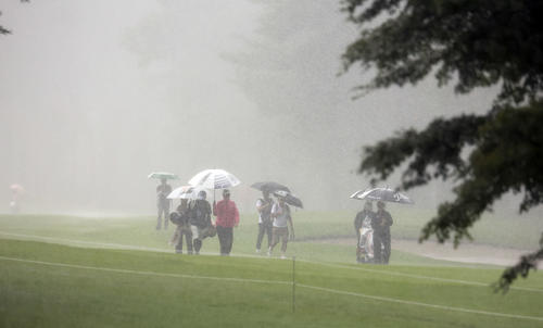 初日、急な豪雨に引き揚げる選手たち（撮影・浅見桂子）