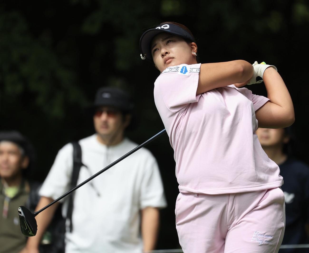 NEC軽井沢　2日目　2番、ティーショットを放つ鈴木愛(撮影・浅見桂子)