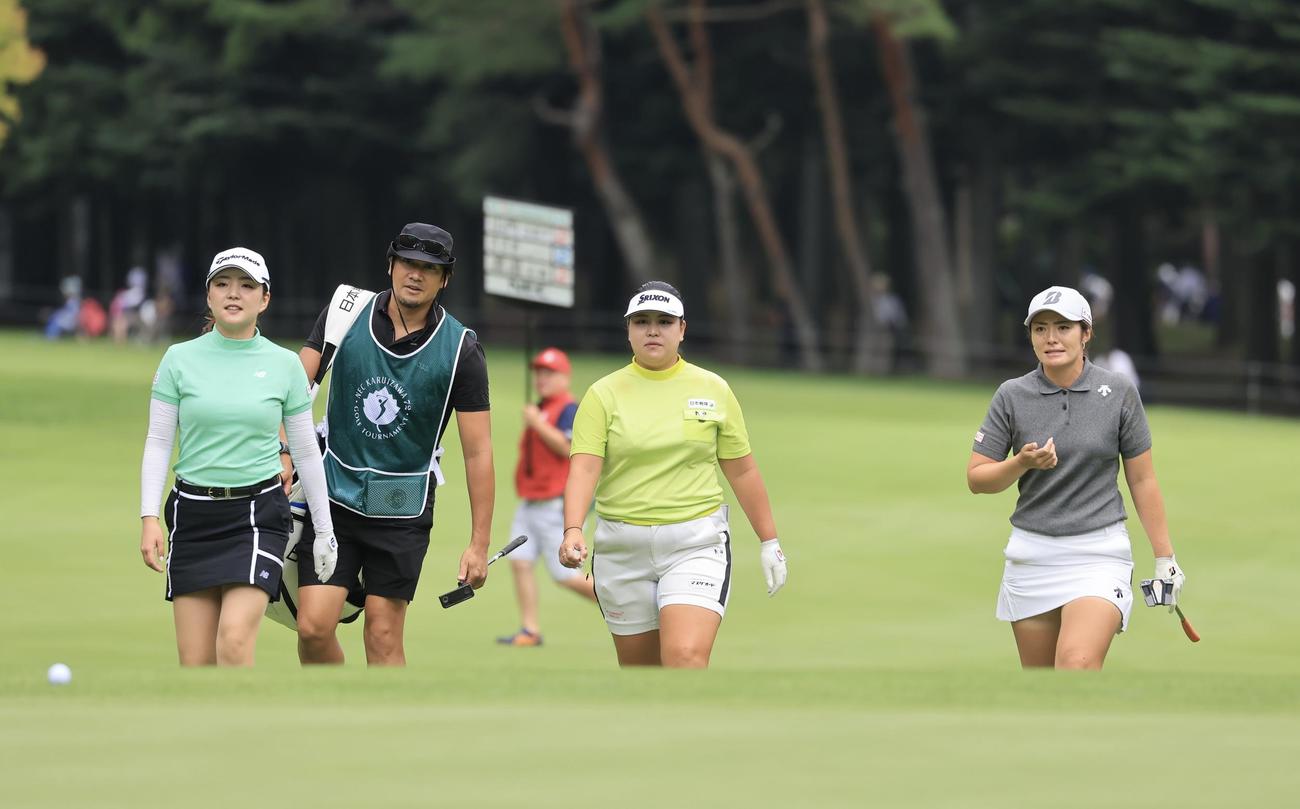 NEC軽井沢　2日目　1番グリーンに向かう山内日菜子(左)、ささきしょうこ(中央)、渡辺彩香(撮影・浅見桂子)