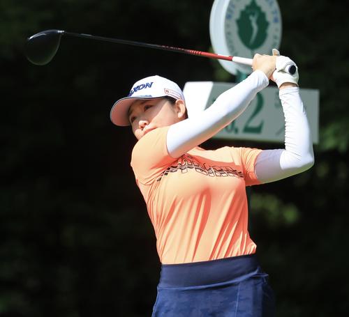 NEC軽井沢　2日目　2番、ティーショットを放つ内田ことこ(撮影・浅見桂子)