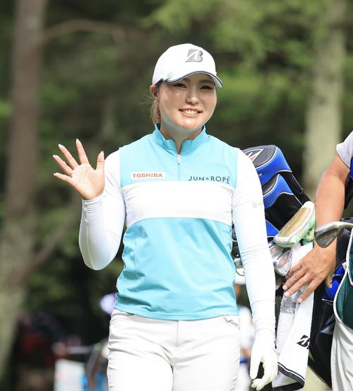 NEC軽井沢　2日目　1番、バーディーを決め笑顔の高橋彩華(撮影・浅見桂子)