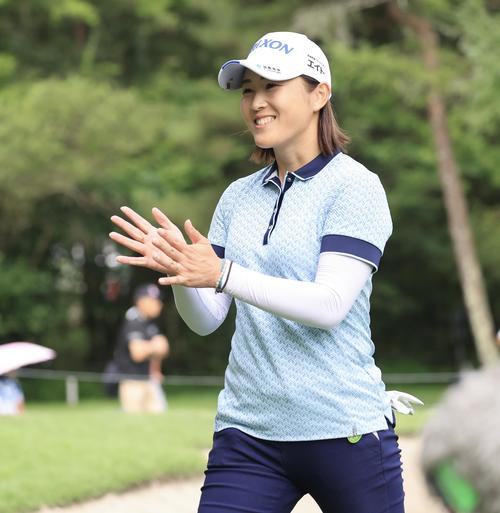 NEC軽井沢　2日目　1番、バーディーを決め笑顔の新海美優(撮影・浅見桂子)