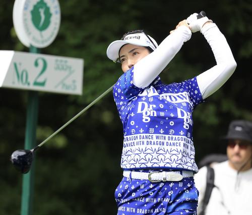 NEC軽井沢　2日目　2番、ティーショットを放つ笠りつ子(撮影・浅見桂子)