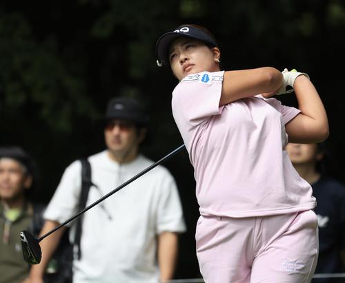 NEC軽井沢　2日目　2番、ティーショットを放つ鈴木愛(撮影・浅見桂子)