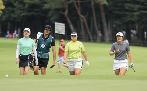NEC軽井沢　2日目　1番グリーンに向かう山内日菜子(左)、ささきしょうこ(中央)、渡辺彩香(撮影・浅見桂子)
