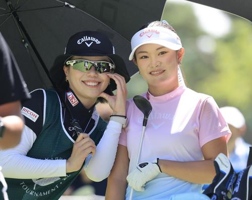2日目　3番、キャディーとポーズを決める河本結(撮影・浅見桂子)