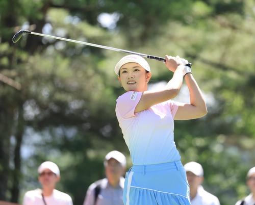 2日目　3番、ティーショットを放つ河本結(撮影・浅見桂子)