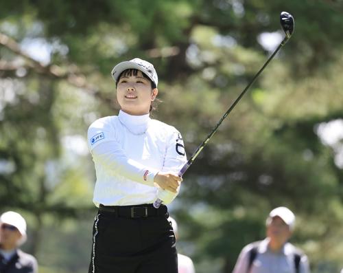 NEC軽井沢　2日目　3番、ティーショットを放つ尾崎彩美悠(撮影・浅見桂子)