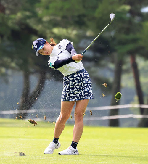 サンペンデッド第1ラウンド、9番、第2打を放つ松田鈴英（撮影・浅見桂子）
