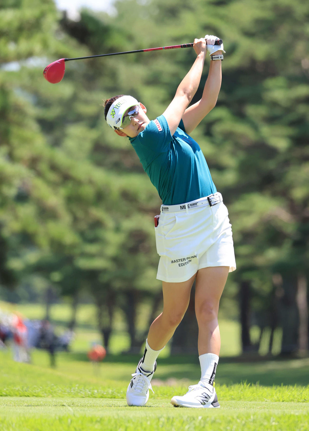 2日目、4番、ティーショットを放つ岩井千（撮影・浅見桂子）