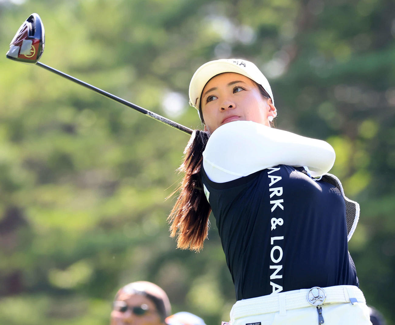 2日目、15番、ティーショットを放つ永井（撮影・浅見桂子）