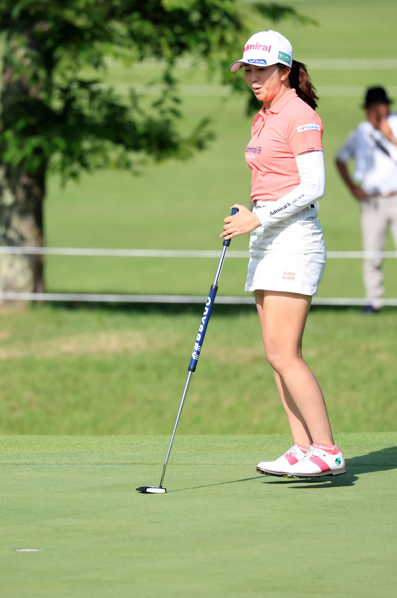 2日目、18番、バーディーを決め小さくジャンプする堀（撮影・浅見桂子）