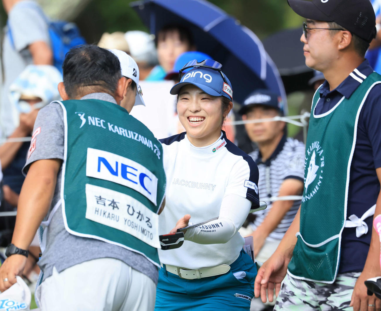 2日目、18番を終え、キャディーらと笑顔で握手する佐久間（撮影・浅見桂子）