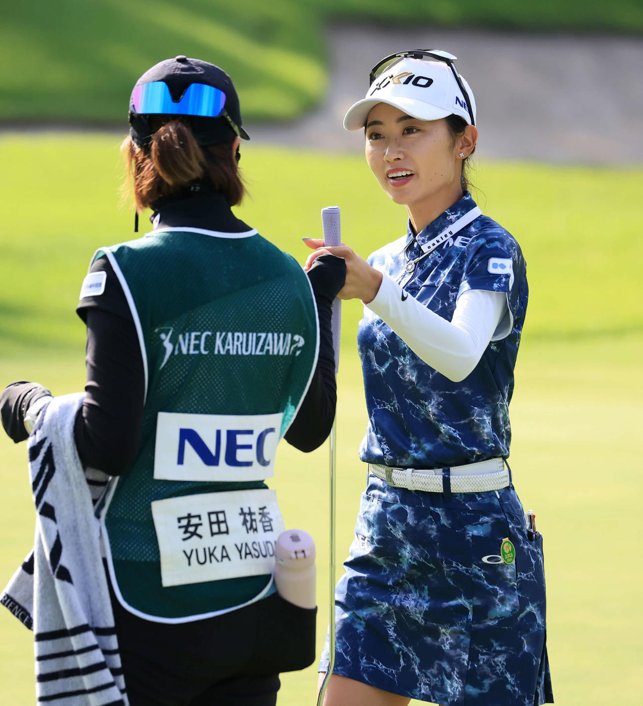 2日目、18番、バーディーで締め笑顔でキャディーとグータッチする安田祐（撮影・浅見桂子）