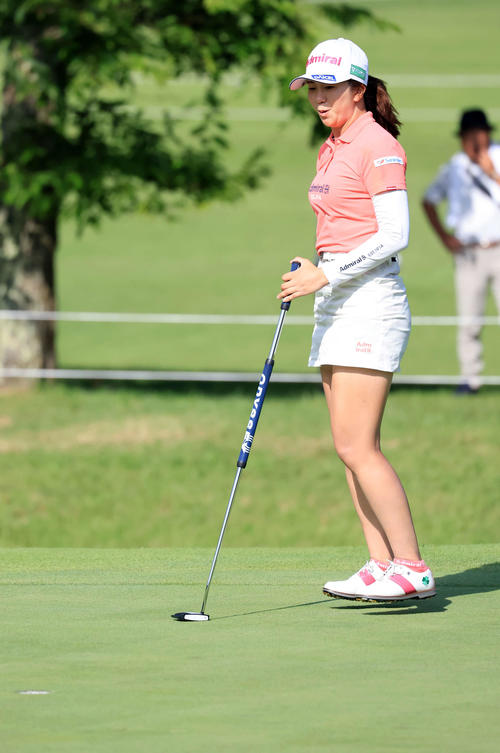 2日目、18番、バーディーを決め小さくジャンプする堀（撮影・浅見桂子）