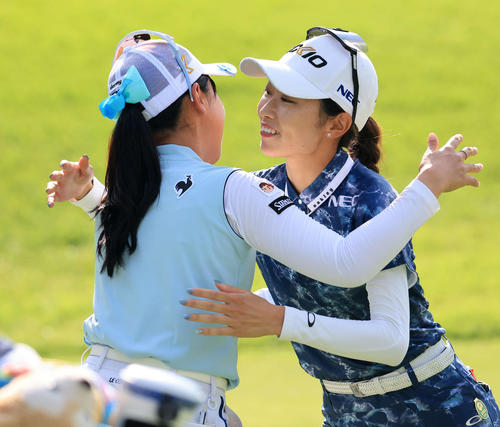 2日目、18番を終え、笑顔で抱擁する安田祐（右）と菅沼（撮影・浅見桂子）