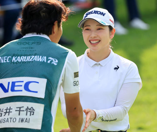 2日目、18番を終え、笑顔であいさつする小祝（撮影・浅見桂子）