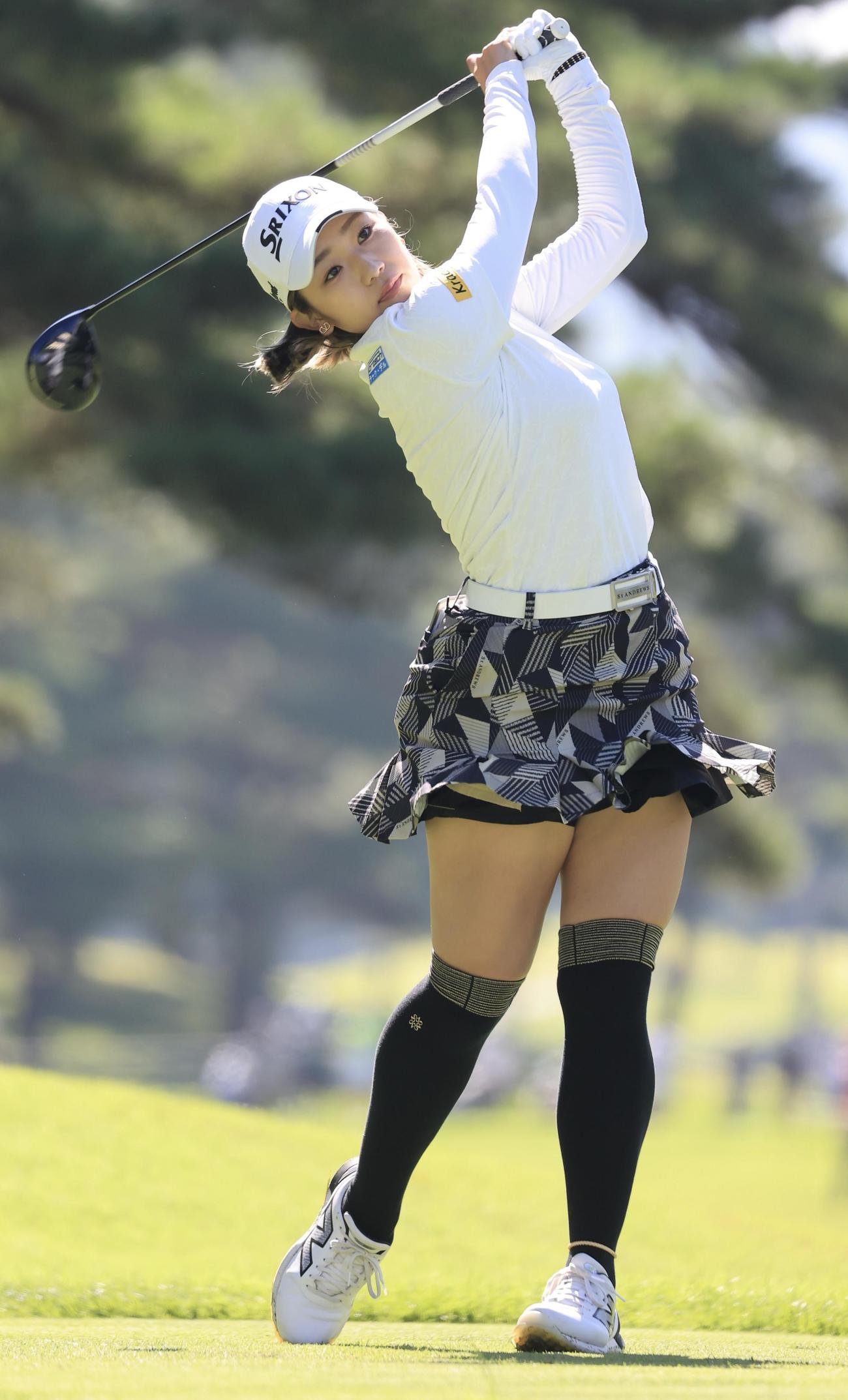 4番、ティーショットを放つ安田彩乃(撮影・浅見桂子)