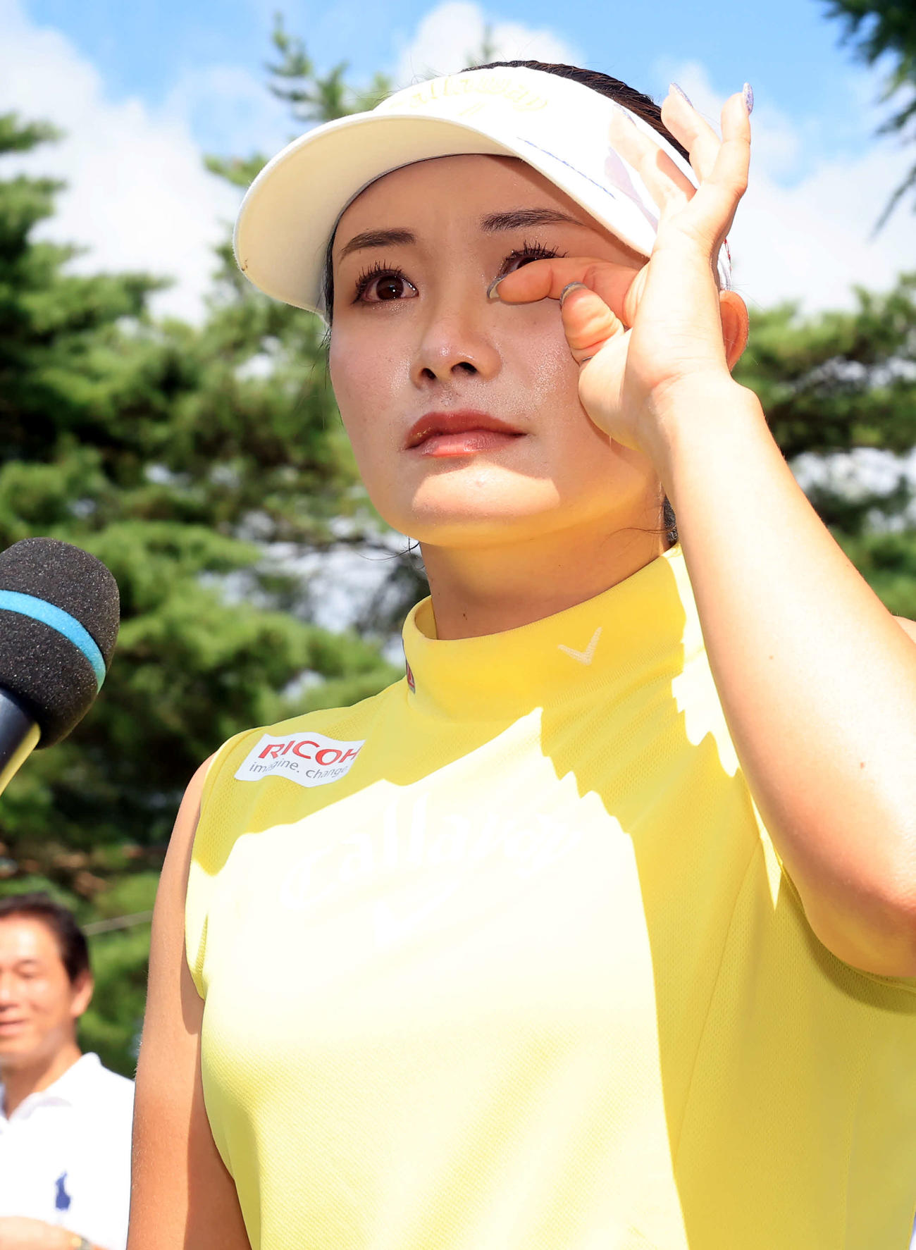 優勝インタビューであふれる涙をぬぐう河本（撮影・浅見桂子）