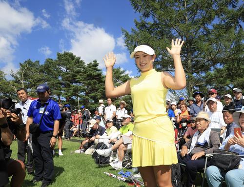 NEC軽井沢 最終日 優勝を決め、ギャラリーを背にバンザイする河本結(撮影・浅見桂子)