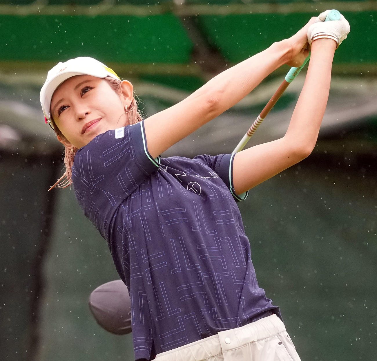 1番、ティーショットを放つ金田久美子（撮影・たえ見朱実）
