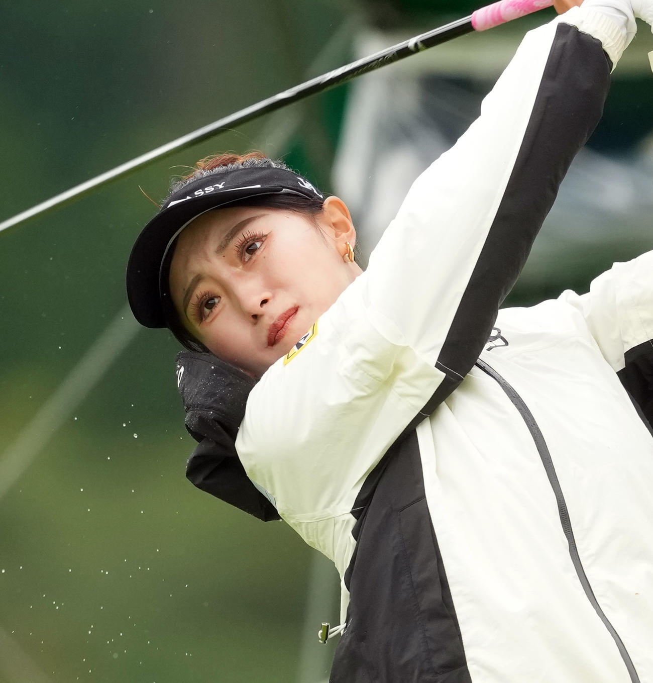 1番、ティーショットを放つ臼井麗香（撮影・たえ見朱実）