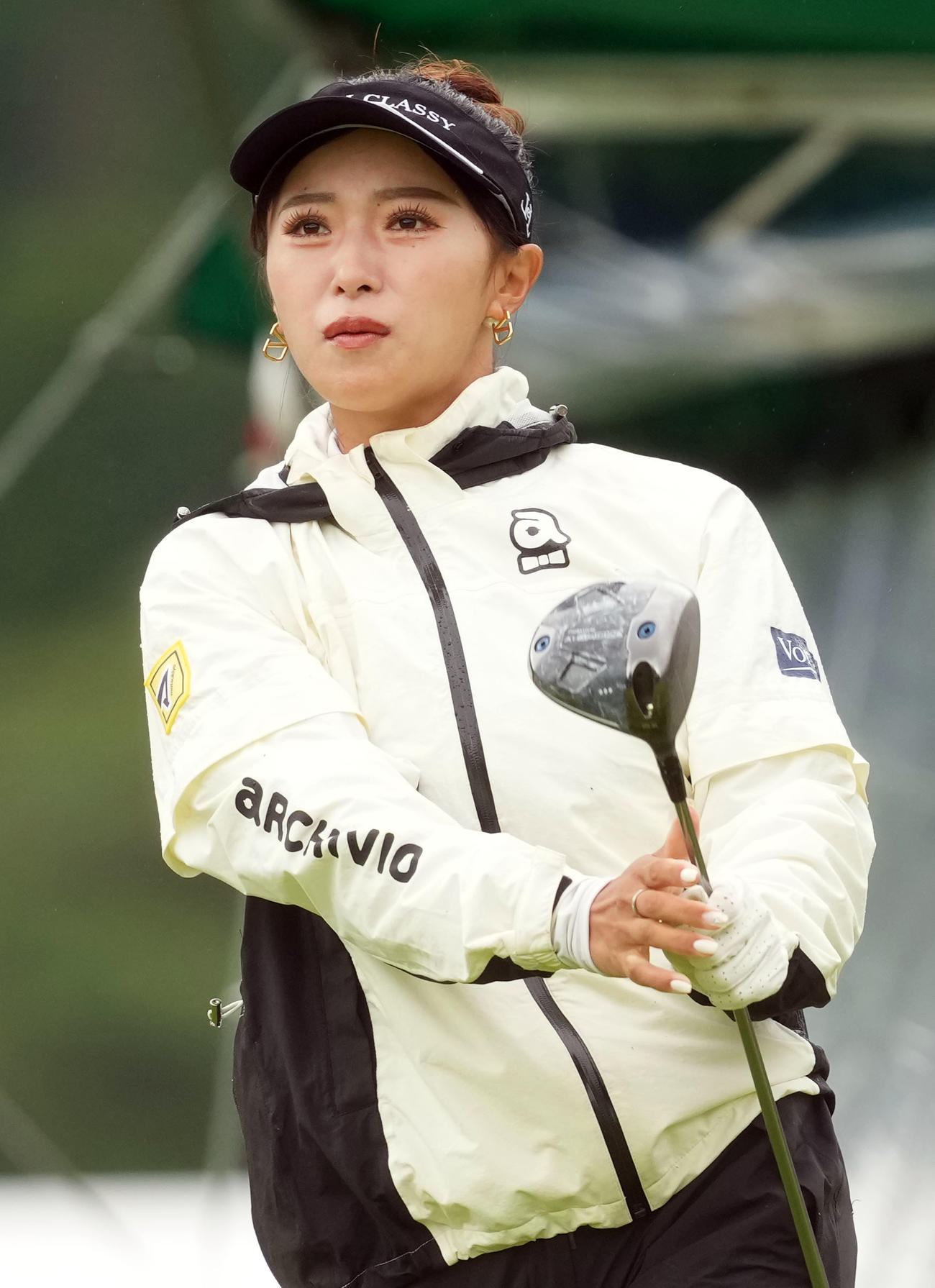 1番、ティーショットを放ち打球の行方を見る臼井麗香（撮影・たえ見朱実）