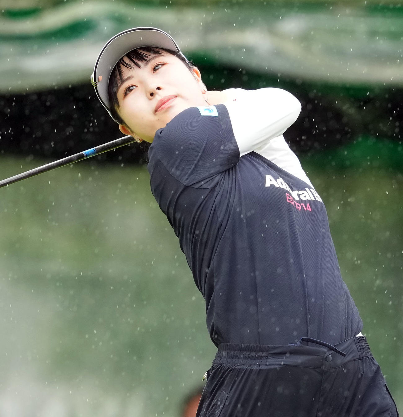 1番、ティーショットを放つ尾関彩美悠（撮影・たえ見朱実）