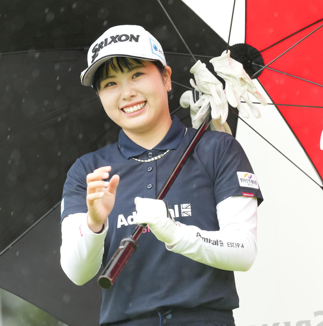 1番、ティーショットを放ち笑顔を見せる尾関彩美悠（撮影・たえ見朱実）