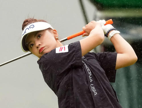 1番、ティーショットを放つ藤田かれん（撮影・たえ見朱実）