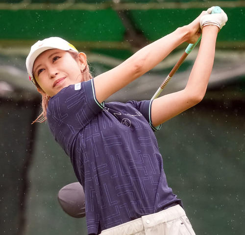 1番、ティーショットを放つ金田久美子（撮影・たえ見朱実）
