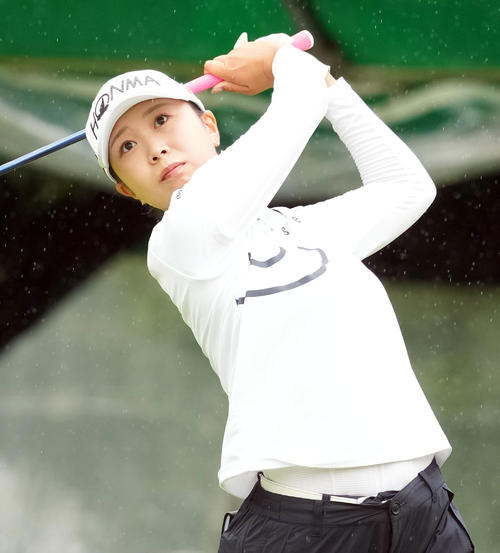 1番、ティーショットを放つ金澤志奈（撮影・たえ見朱実）