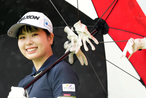 1番、ティーショットを打ち終え笑顔を見せる尾関彩美悠（撮影・たえ見朱実）