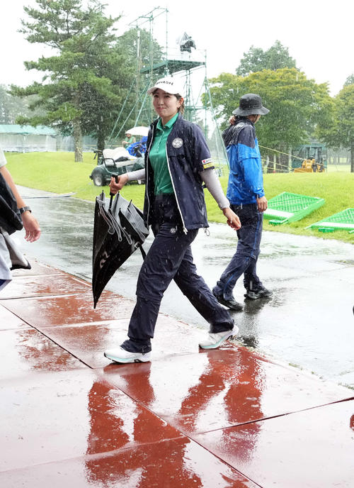 雷雲接近のため一時中断。クラブハウスに戻る蛭田みな美（撮影・たえ見朱実）