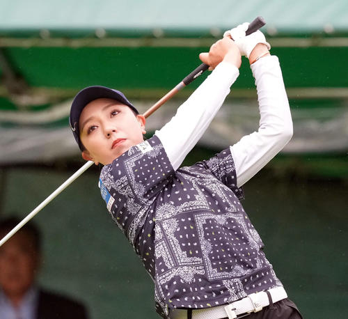 1番、ティーショットを放つ宮田成華（撮影・たえ見朱実）