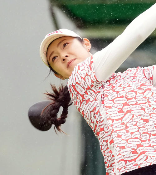 1番、ティーショットを放つ辻梨恵（撮影・たえ見朱実）
