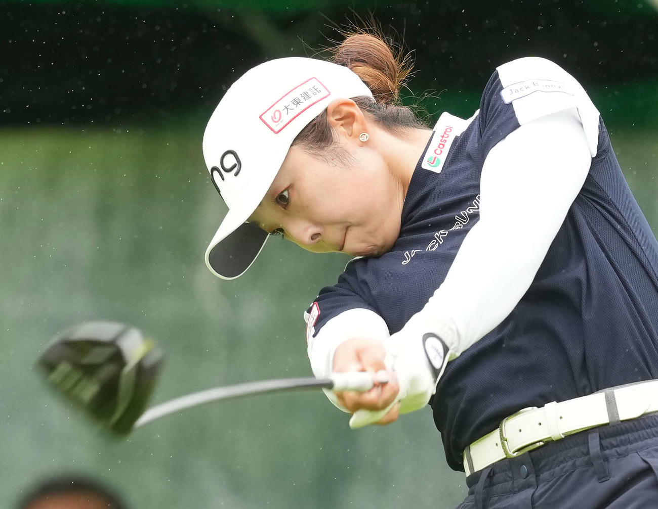 1番、ショットを放つ佐久間朱莉（撮影・たえ見朱実）