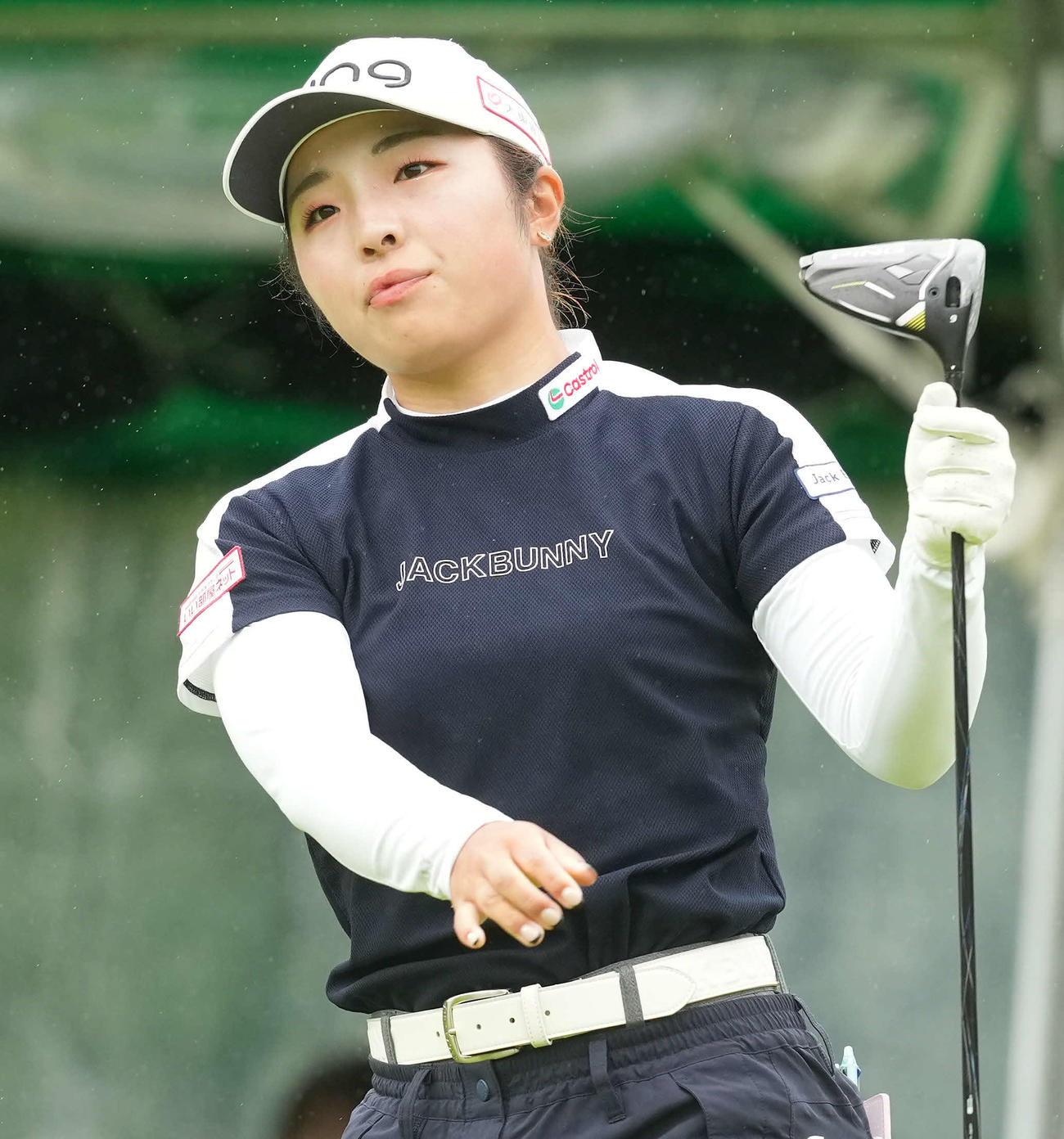 1番、ショットを放ち打球の行方を見る佐久間朱莉（撮影・たえ見朱実）