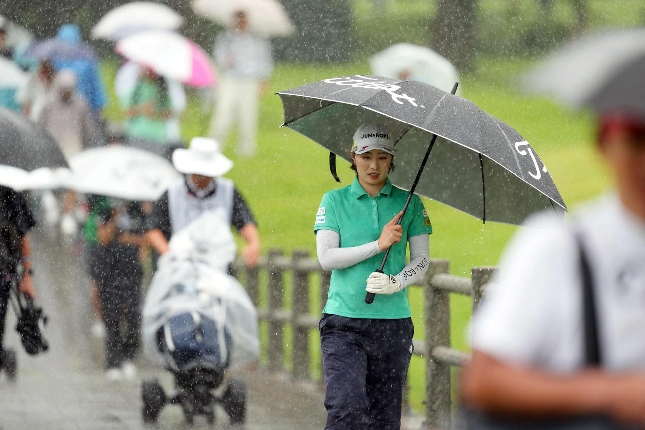 9番、ショットを放ちフェアウエーへ向かう蛭田みな美（撮影・たえ見朱実）